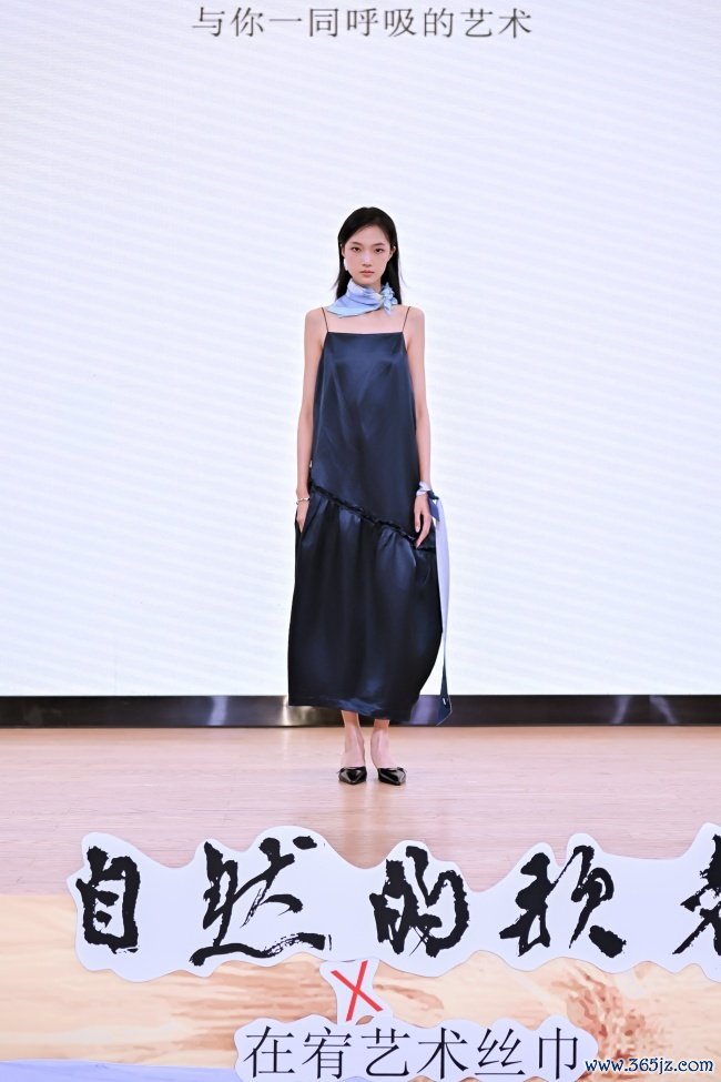 “画中有诗，丝中有画”——李照东《自然的歌者》新书发布暨在宥艺术丝巾跨界美学发布会在深举行