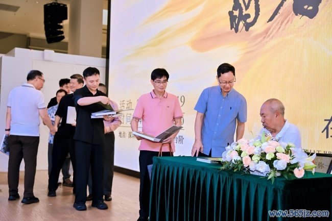 “画中有诗，丝中有画”——李照东《自然的歌者》新书发布暨在宥艺术丝巾跨界美学发布会在深举行