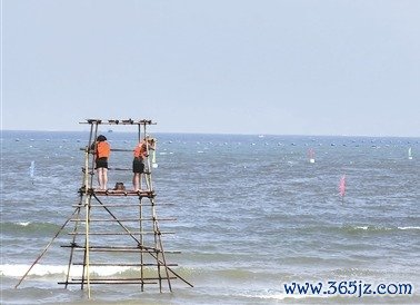 海上观察哨正在密切关注海上风浪变化。万里想摄